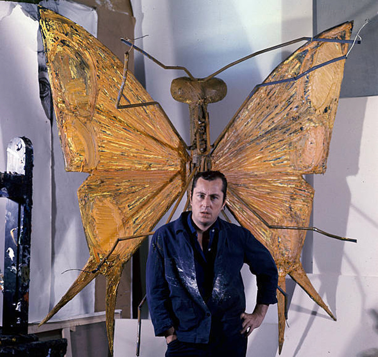 Bernard Buffet Official - Bernard Buffet in front of one of his sculptures (approximate scale).